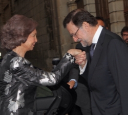 Su Majestad la Reina es recibida por el presidente del Gobierno, Mariano Rajoy, a su llegada a la Catedral de Toledo